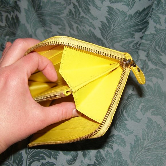 💛 SALVATORE FERRAGAMO Yellow Zip Wallet in Saffiano Leather - Picture 10 of 17